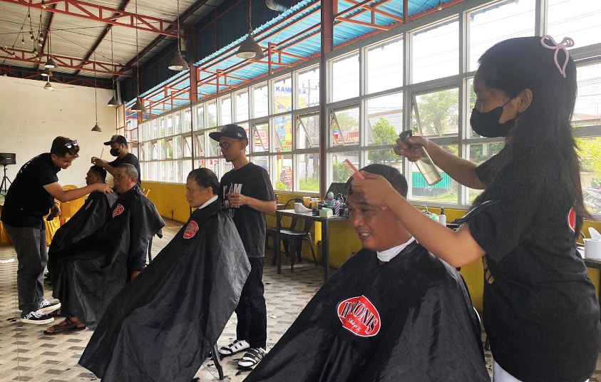 Beri Layanan Cukur Gratis, Harmonis Sedekah dengan Gunting di HUT ke-25 Radar Tegal  