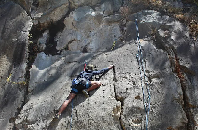 4 Spot Wisata Panjat Tebing di Jawa Tengah 2025, Lokasi Favorit untuk Pecinta Adrenalin