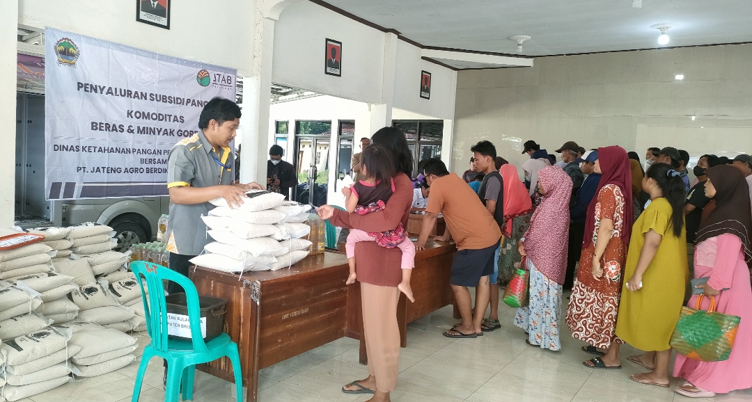 Bazar Paket Beras Murah di Brebes Diserbu Ribuan Warga