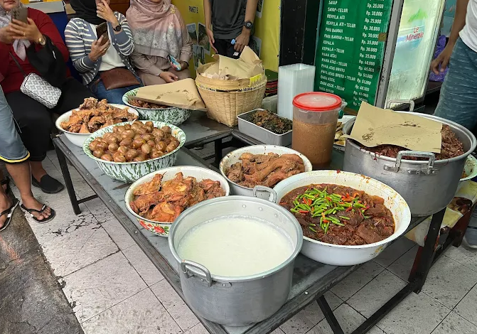 9 Tempat Sarapan Dekat Malioboro 2025, dari Gudeg Legendaris hingga Kafe Kekinian