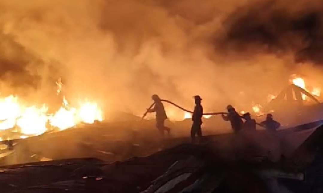 Kebakaran Gudang Limbah di Slatri Brebes: Api Masih Berkobar Hingga Malam Hari