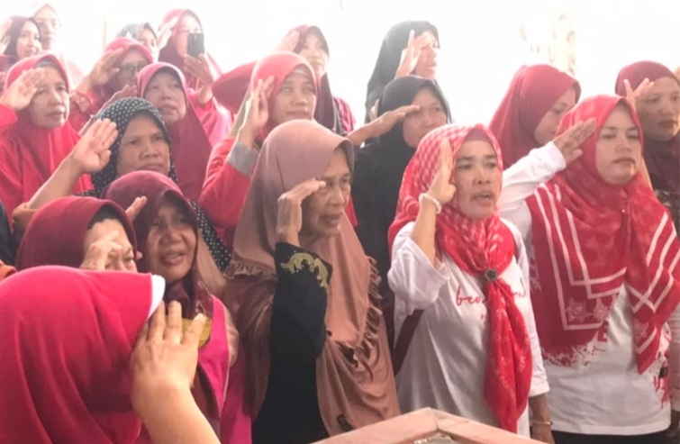 Pertahankan Tradisi, 250 Pedagang Pasar di Tegal Gelar Upacara Bendera