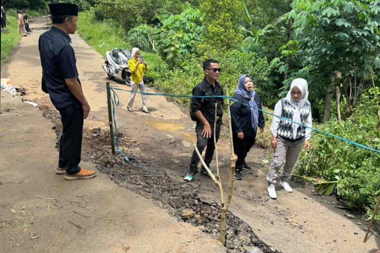 Pantau Jalan yang Longsor, Ketua Komisi III DPRD Kabupaten Tegal Sampaikan Hal Ini