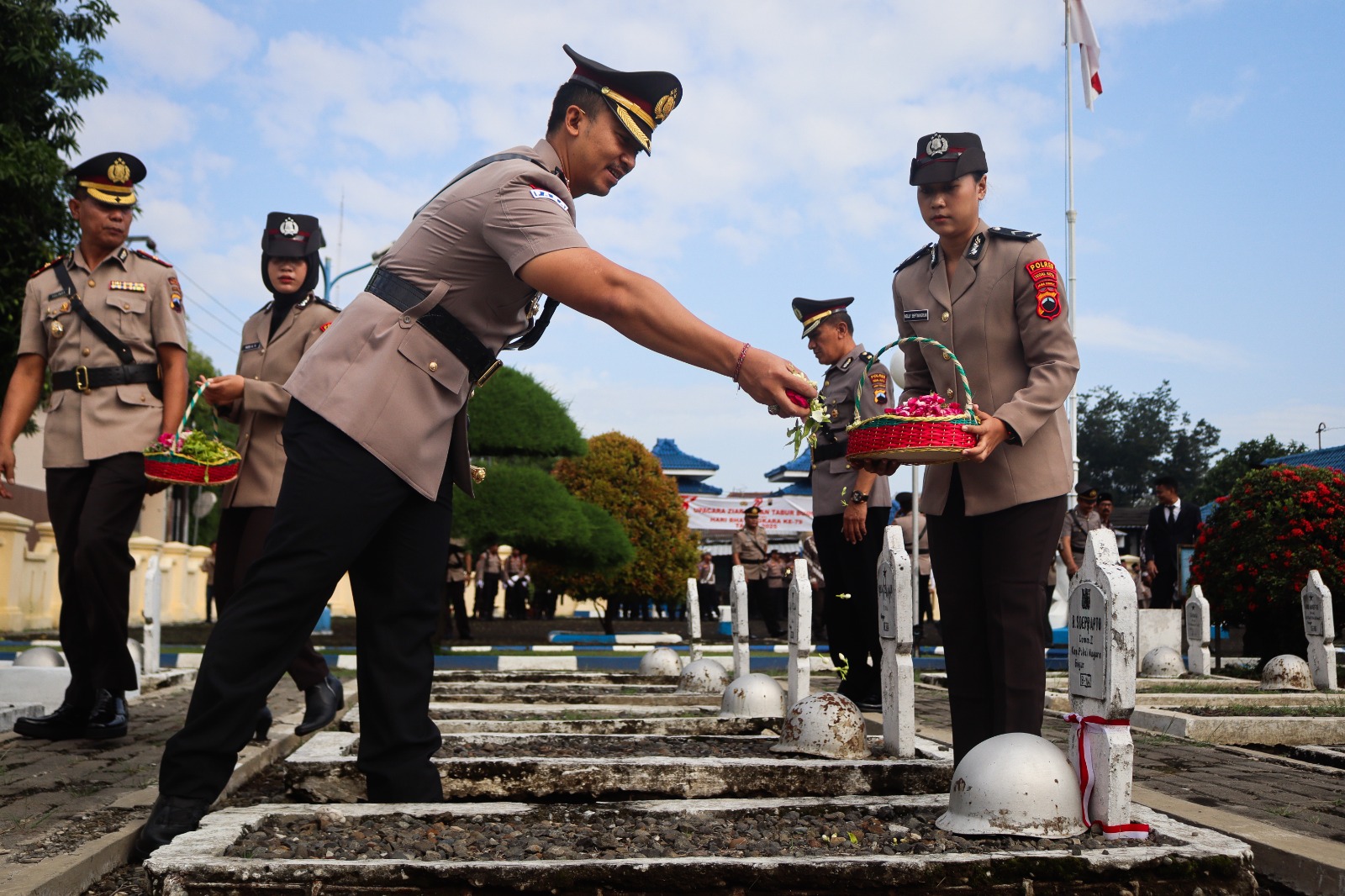 Polisi di Tegal Ziarah dan Tabur Bunga di TMP dan Makam Pendahulu 