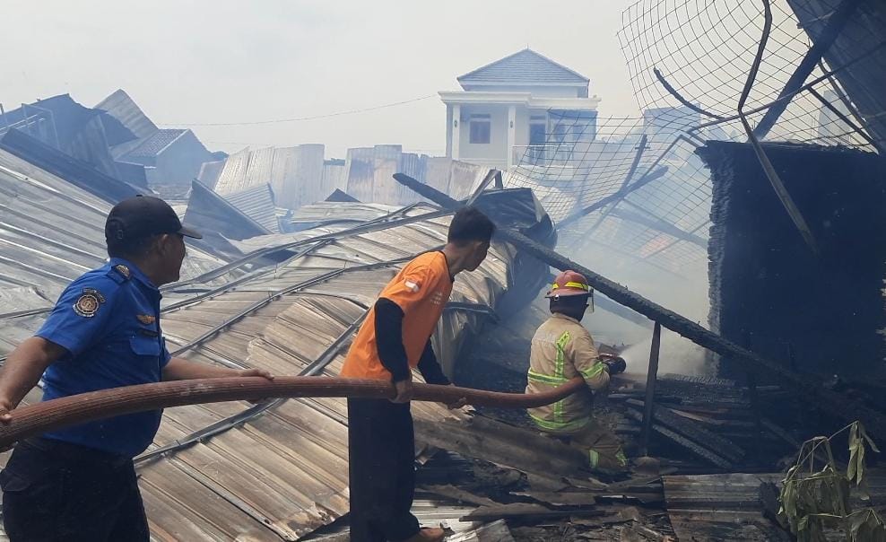 Gudang Kayu di Tegal Terbakar Hebat, Bikin Panik Warga
