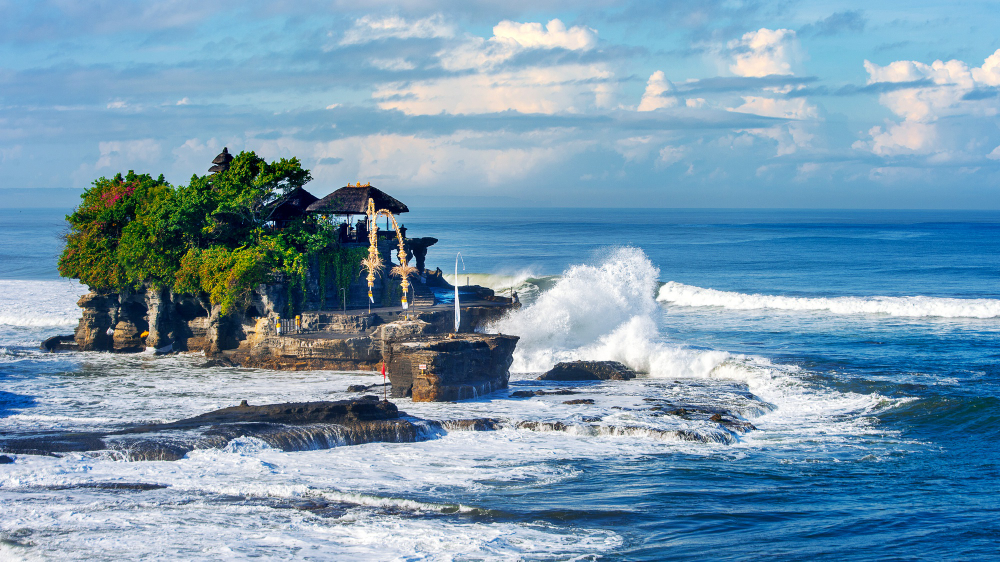 Dijaga Ular Hitam Putih, Ini 6 Fakta Menarik Pura Tanah Lot di Bali, yang Punya Pasangan Dilarang Datang!