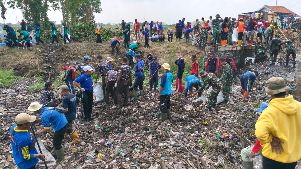 Turut Bersihkan 75 Ton Sampah, Bupati Tegal Nyemplung Langsung ke Sungai