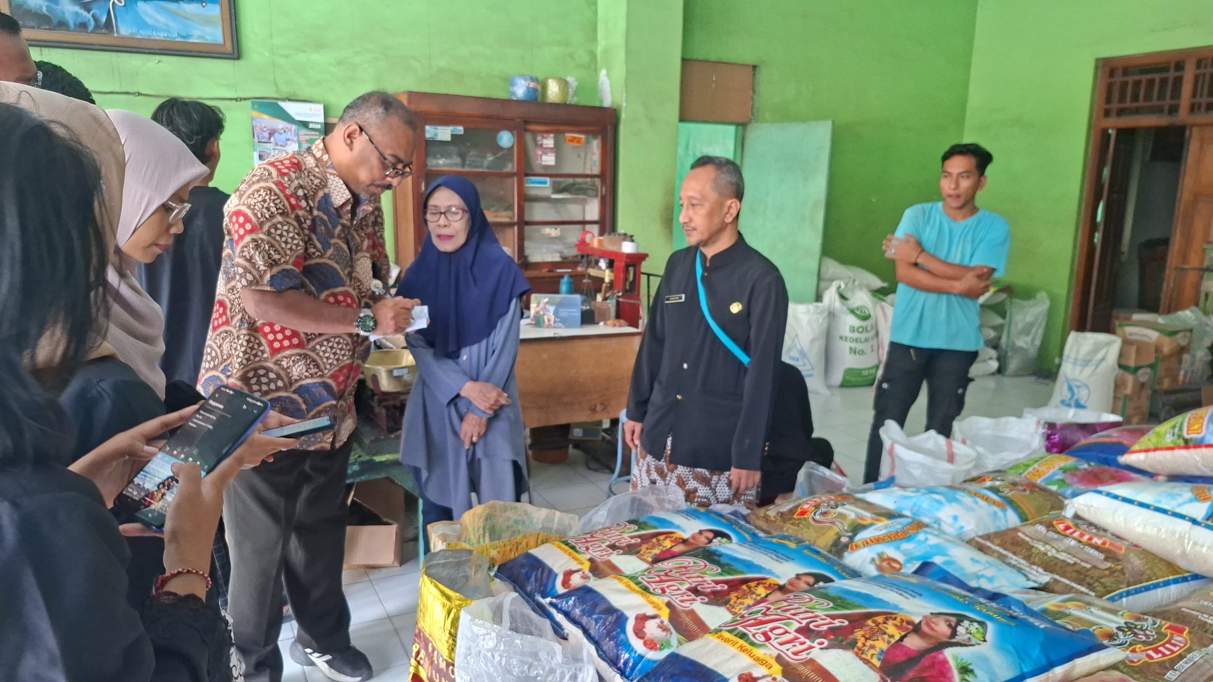 Tim Gabungan Cek Pasar Brebes, Harga Beras SPHP Rp11.800