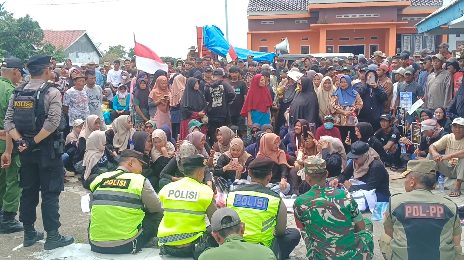 Tersinggung, Warga Tuntut Kades di Brebes Minta Maaf