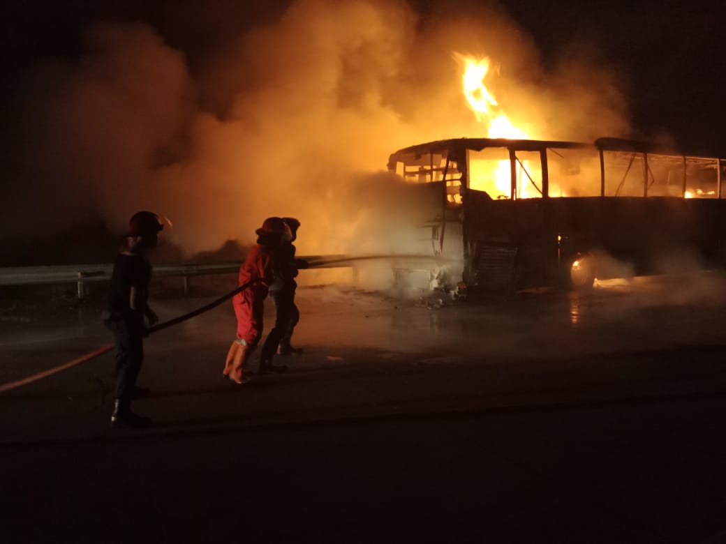 Dini Hari, Bus Jurusan Jakarta-Solo Terbakar di Tol Pejagan-Pemalang  