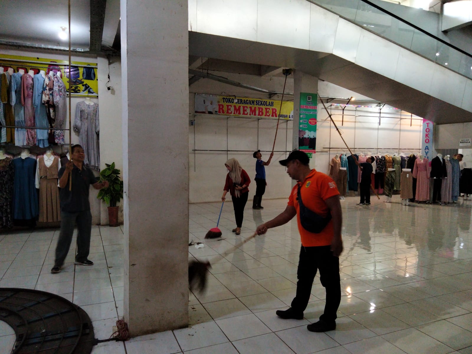 Pasar Randudongkal Pemalang Gelar Giat Jumat Bersih, Pegawai Kompak Jaga Lingkungan Pasar