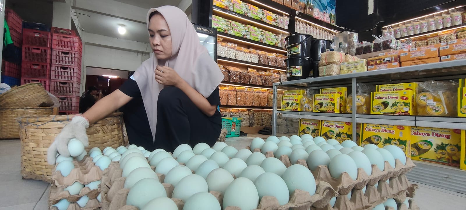 Sambut Arus Mudik Lebaran, Pengrajin Telur Asin di Brebes Tambah Produksi