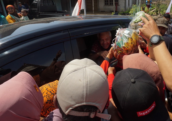 Warga Boyolali Mendadak Cegat Mobil Dinas Ganjar dan Masukan Sayuran Hingga Penuh