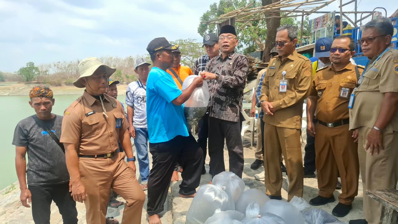 Jaga Pelestarian Ekosistem Perikanan, DPRD Brebes Tebar Benih Ikan 