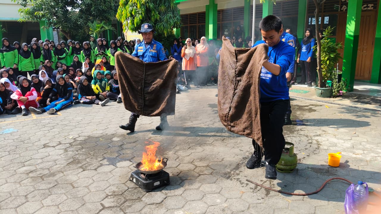 Edukasi Keselamatan, Ratusan Siswa SMP Ma'arif NU Dukuhwaru Tegal Digembleng Damkar