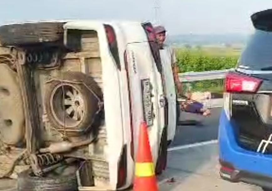 Minibus Terguling Di Tol Pejagan-Pemalang Usai Tabrak Rambu Perbaikan ...