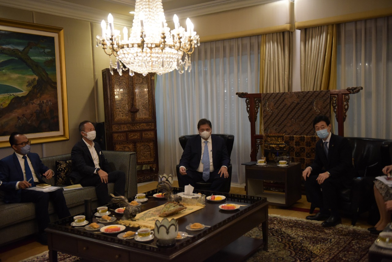 Bahas Kerja Sama Perdagangan dan Investasi, Menteri METI Jepang Kunjungi Menko Airlangga