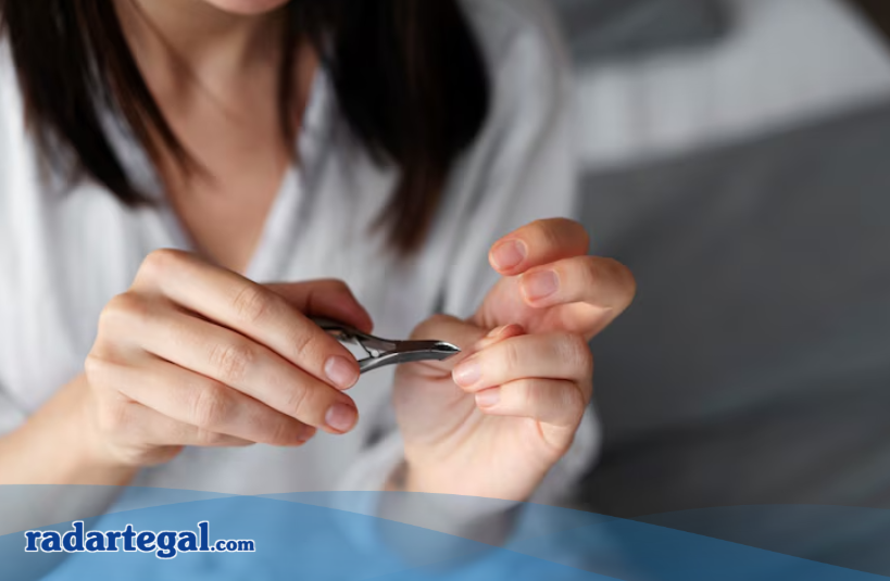 Fakta dan Mitos Larangan Memotong Kuku di Malam Hari