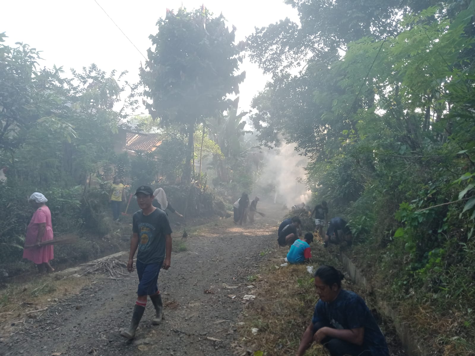 Masyarakat Dusun Krajan II Pemalang Swadaya Perbaiki Jalan Desa