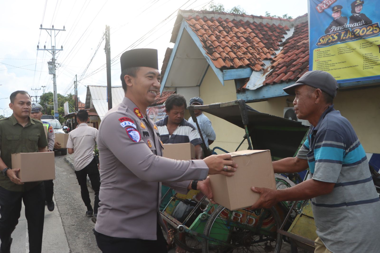 Patroli Ramadan Polisi di Tegal Hadirkan Senyum Bahagia Warga