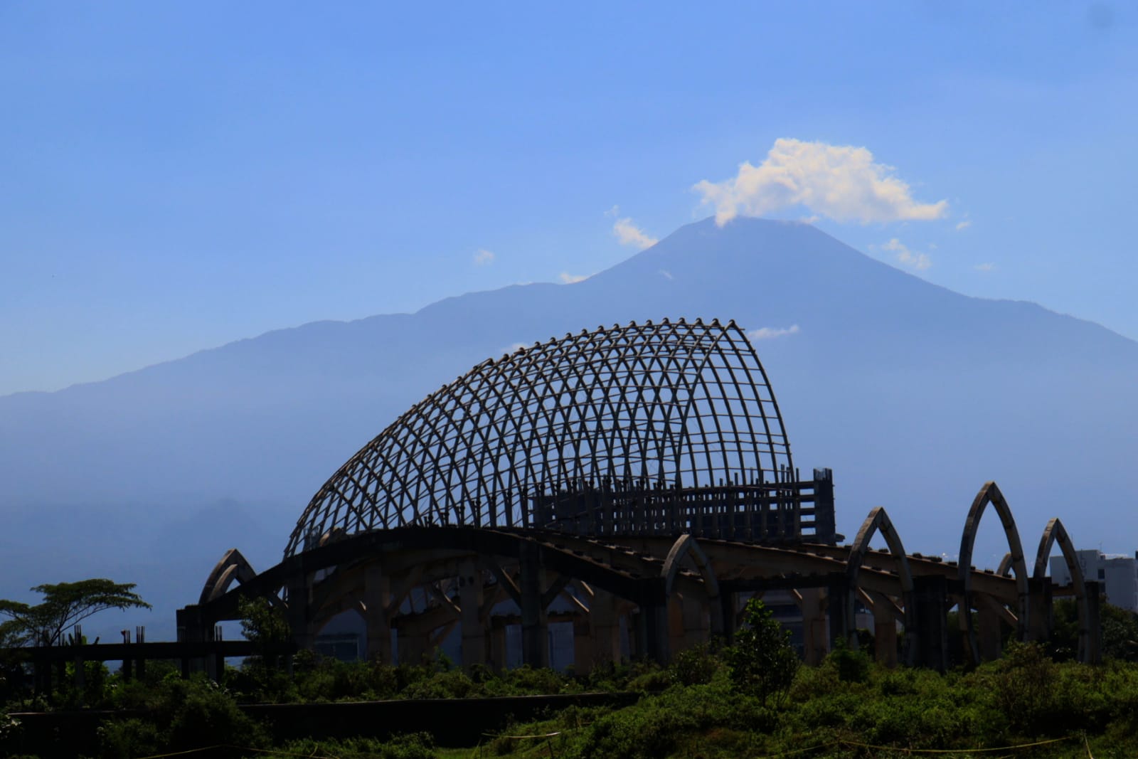 Suhu Kawah Gunung Slamet Tembus 464°C, Seluruh Jalur Pendakian Ditutup