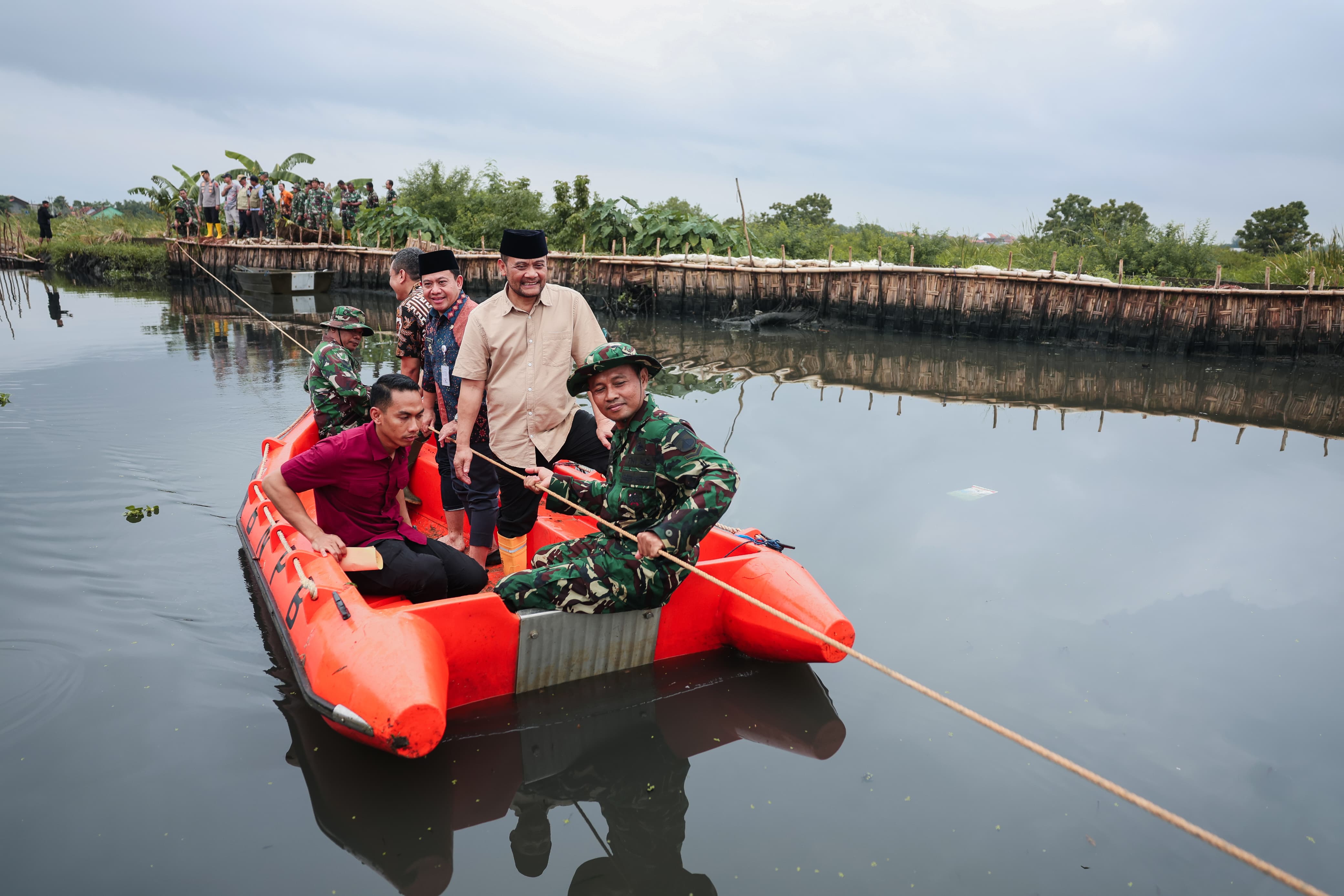 Gubernur Jateng Ahmad Luthfi Pastikan Penanganan Tanggul dan Sungai Bremi di Pekalongan 