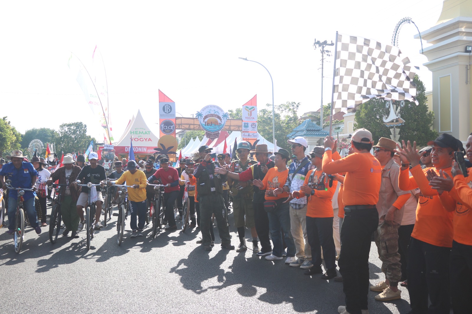 Alun-alun Tegal Dipadati Anggota Komunitas Sepeda Onthel dari Berbagai Daerah di Pulau Jawa