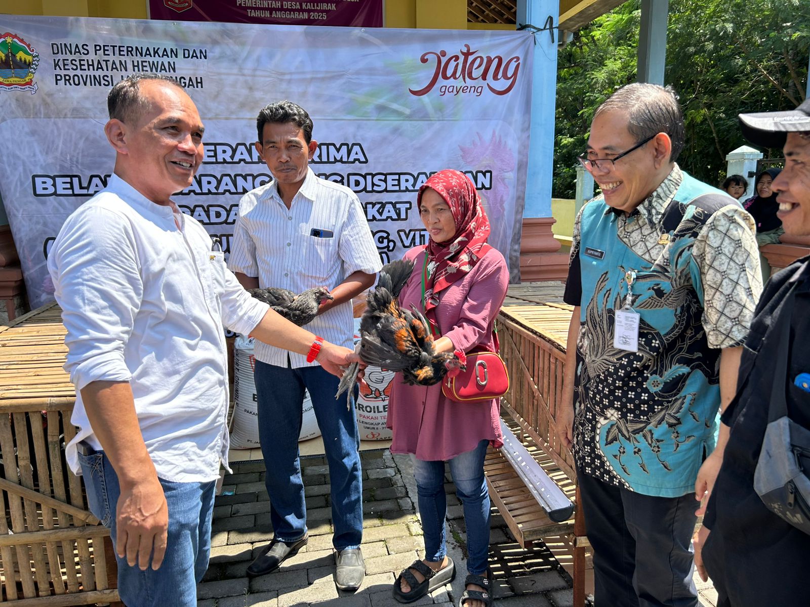 Serahkan Bantuan Ayam, Sumanto Berharap Bisa Tingkatkan Perekonomian Warga