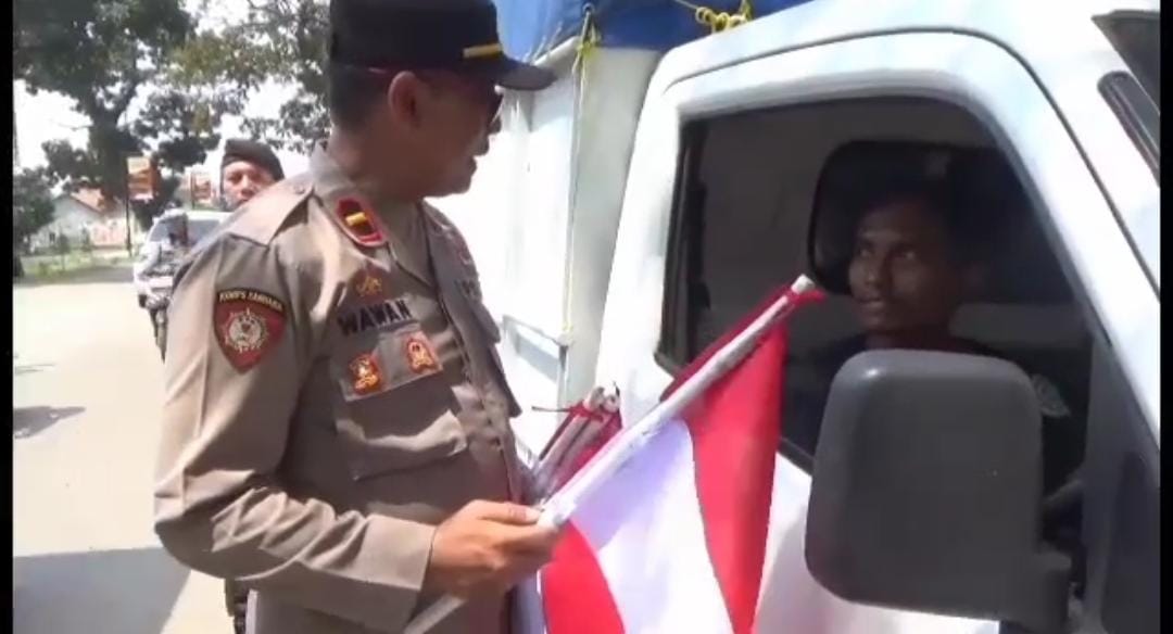 Agustusan, 100 Bendera Merah Putih Dibagikan di Jalan Raya Dukuhwaru-Slawi Tegal  