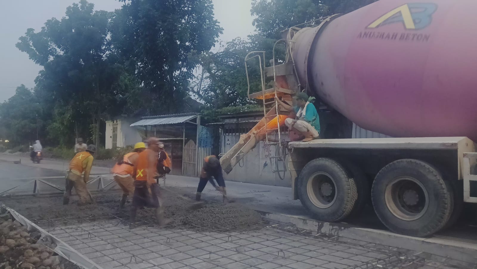 Sempat Terhenti Karena Lebaran, Perbaikan Jalan Balamoa-Pangkah Kabupaten Tegal Akhirnya Mulai Dilanjutkan 