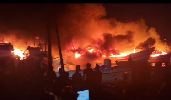BREAKING NEWS! Sejumlah Kapal Kebakaran di Pelabuhan Perikanan Pantai Tegalsari Kota Tegal 