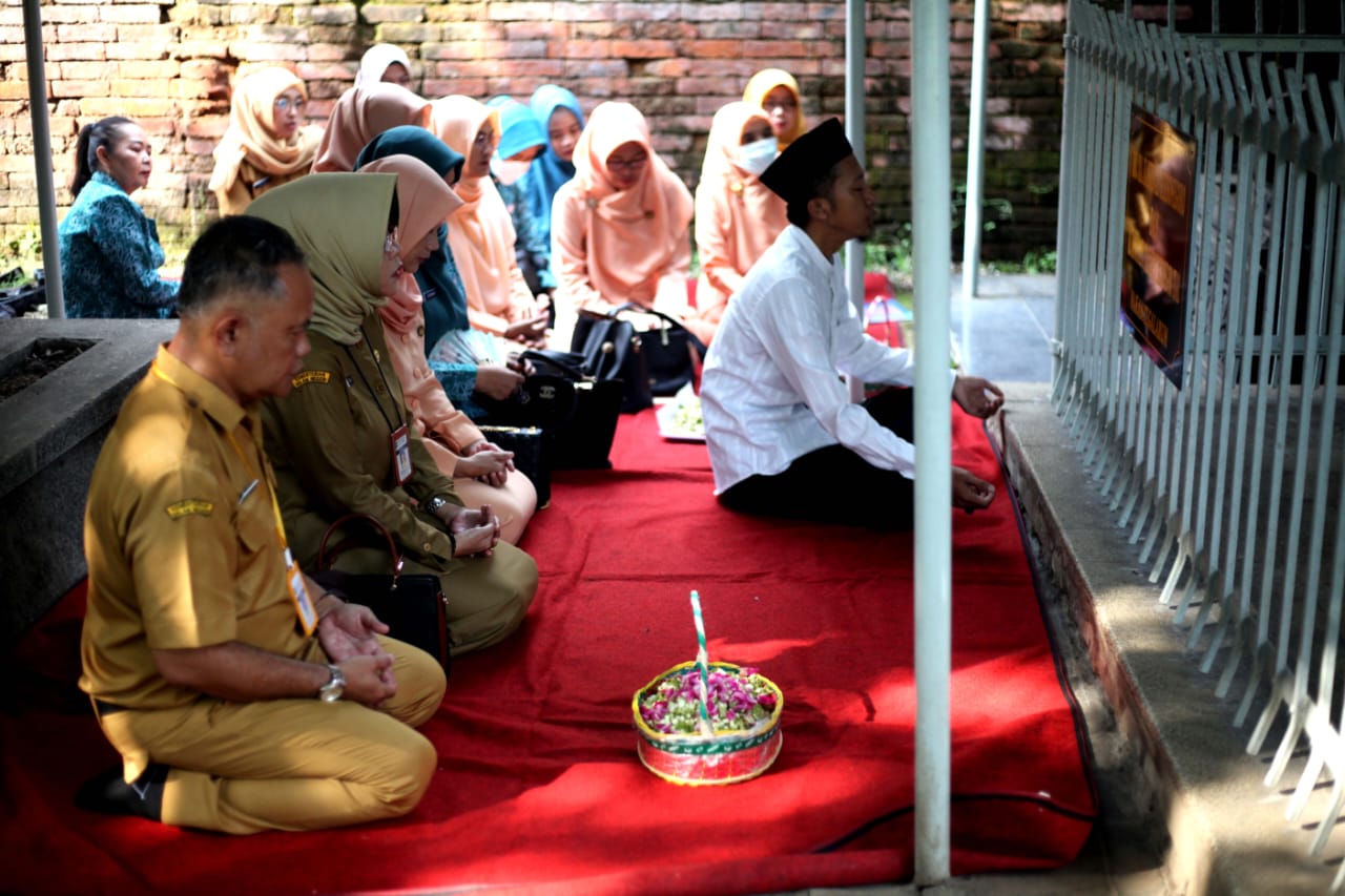  Peringati Hari Kartini, DPPKBP2PA Kota Tegal Ziarah ke Makam RA Kardinah 