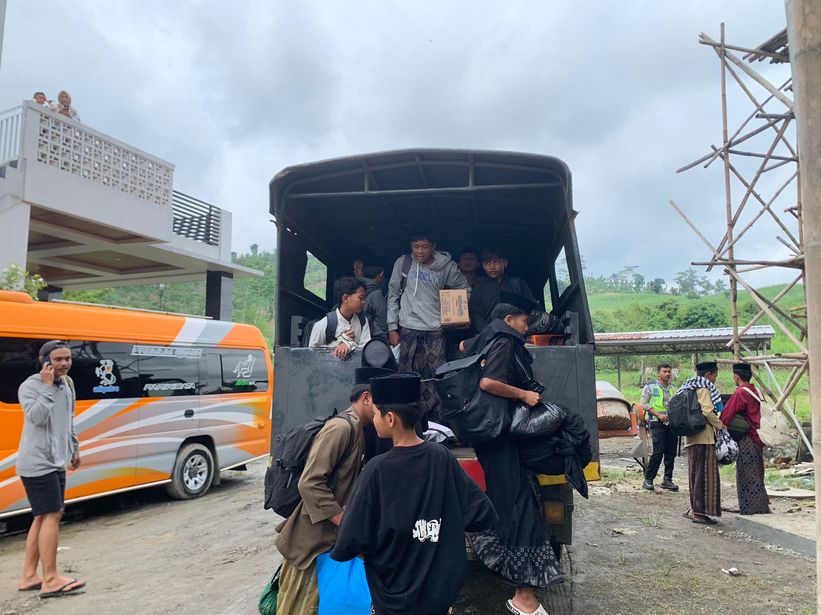 Bencana! Evakuasi Tanah Bergerak di Jatinegara Tegal Gunakan Truk Dalmas