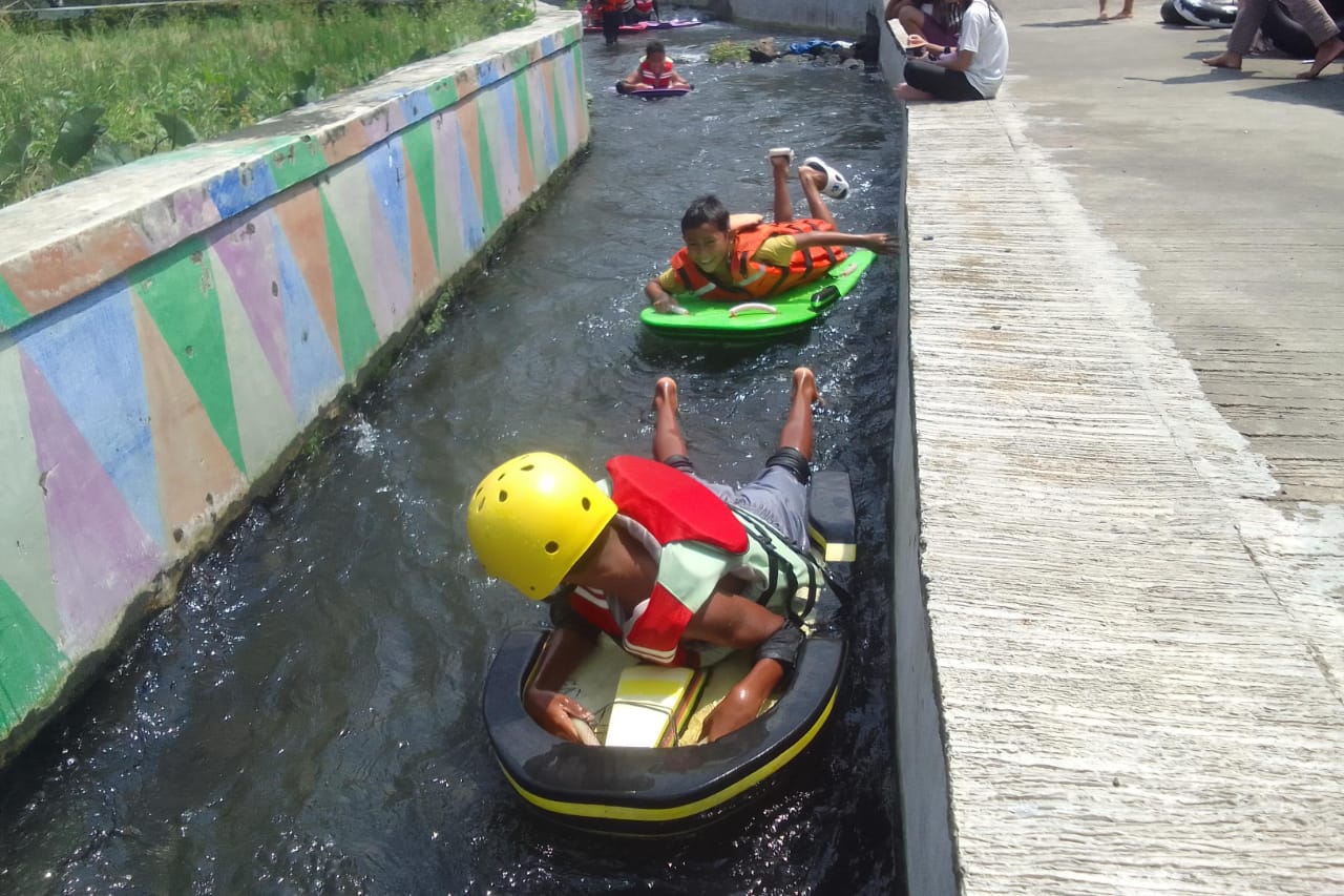 Menikmati Asyiknya Wisata River Boeding Telaga Biru Sodong Basari