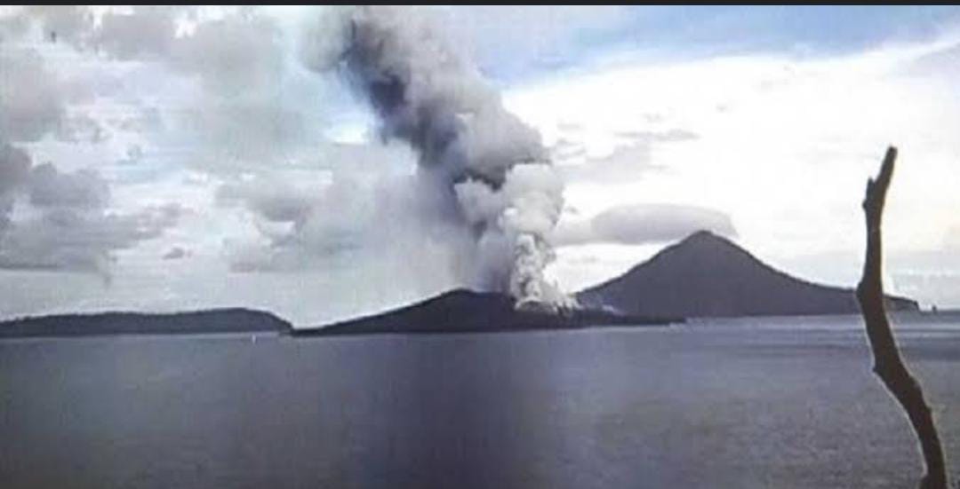 Hari Ini Gunung Anak Krakatau Erupsi, Aktivitas Warga Dibatasi dalam Radius 5 KM 