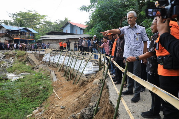 Percepat Penanganan Jalan Amblas di Banjarnegara, Ganjar Bantu Negosiasi Pembebasan Lahan
