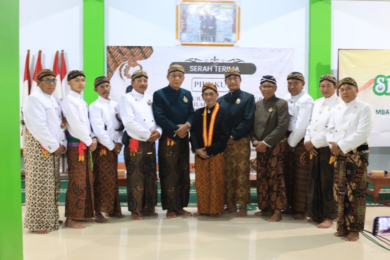 KH Nuridin Terima Anugerah Pikukuh Silsilah dan Kekancingan dari Kraton Surakarta Hadiningrat