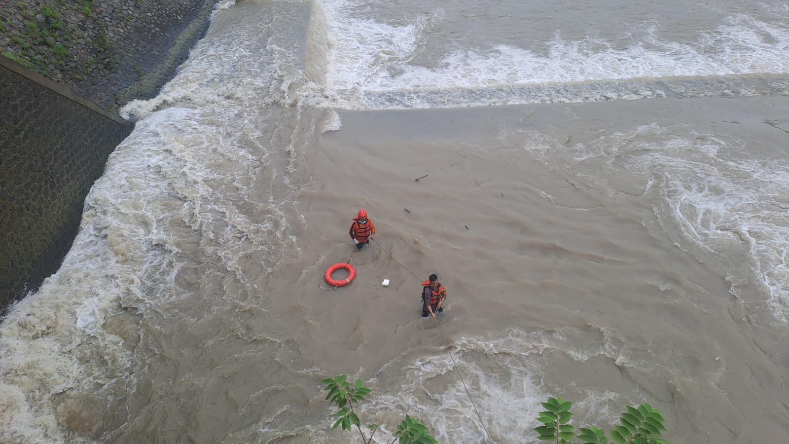 Bantu Tim SAR Angkat Jenazah Mertua, Pria di Tegal Hanyut Terbawa Arus Sungai