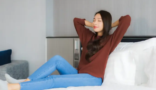 Benarkah Mitos Duduk di Atas Bantal Bikin Bokong Rata? 