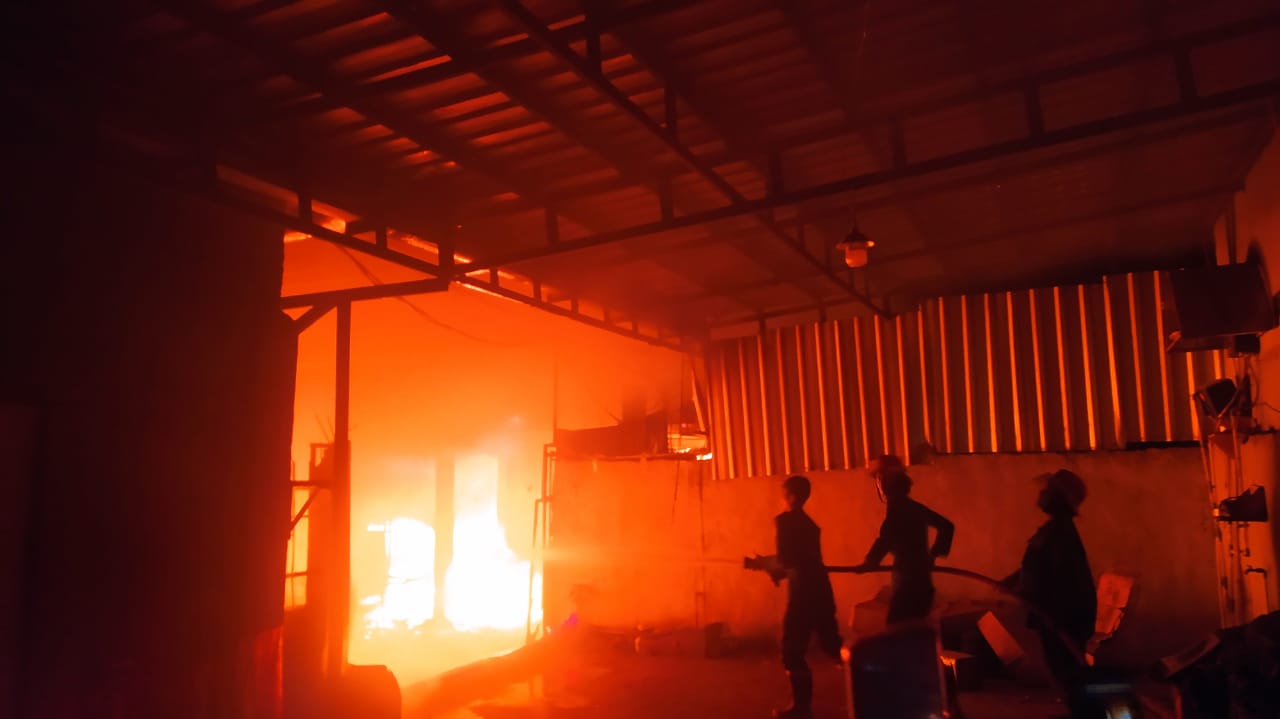 Gudang Mebel di Gumayun Kabupaten Tegal Terbakar, Kerugian Setengah Miliar 