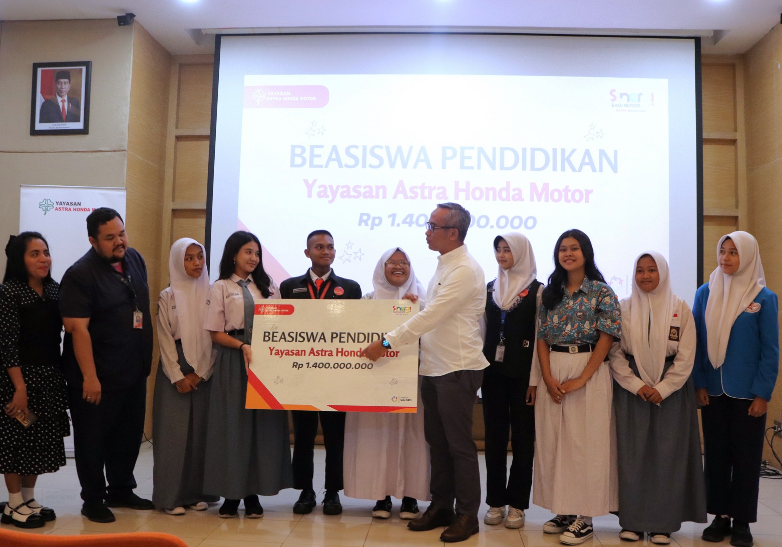 Yayasan Astra Honda Motor (AHM) Beri Beasiswa Pendidikan Rp1,4 Miliar untuk Ratusan Duta Safety Riding