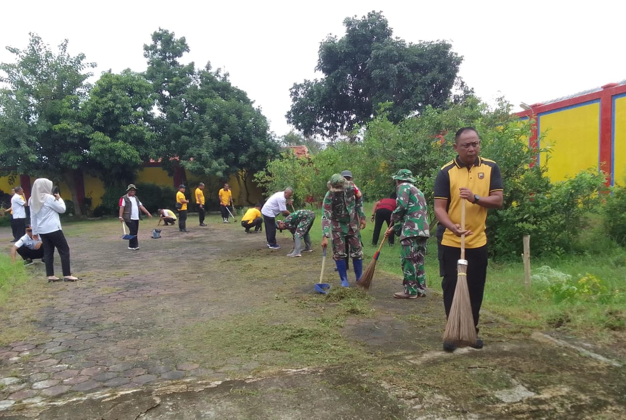 Jelang Imlek 2026, Jajaran Forkopimcam Comal Pemalang Gotong Royong Bersihkan Klenteng 