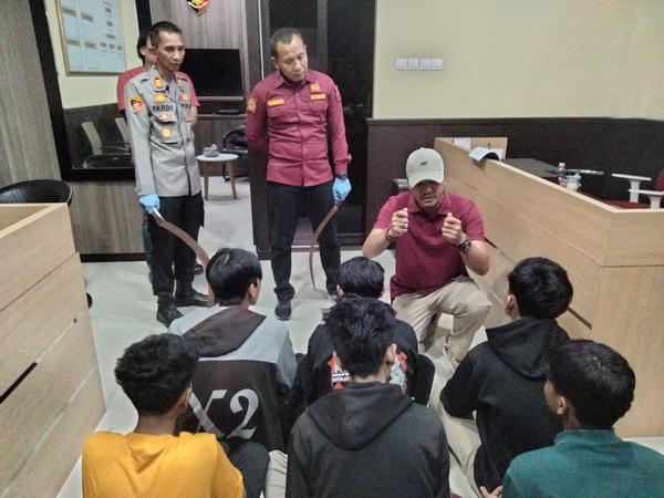 Ngonten Pakai Celurit di Jalan Raya, 6 Anggota Geng Motor Cirebon Diciduk Polisi Brebes