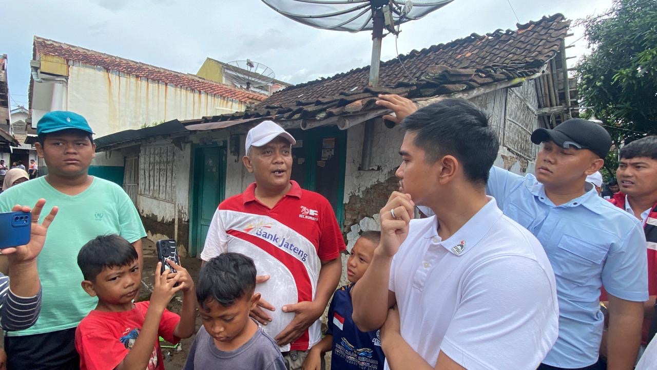 Kaesang Pangarep, Putra Bungsu Jokowi Kunjungi Korban Banjir di Brebes