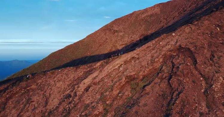 7 Mitos Gunung Kerinci Paling Populer, Ada Sosok Makhluk Kaki Terbalik?