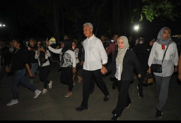 Bukan Ikut-ikutan Biksu Thudong, Ganjar Jalan Kaki ke Puncak Acara Waisak 2567 di Borobudur