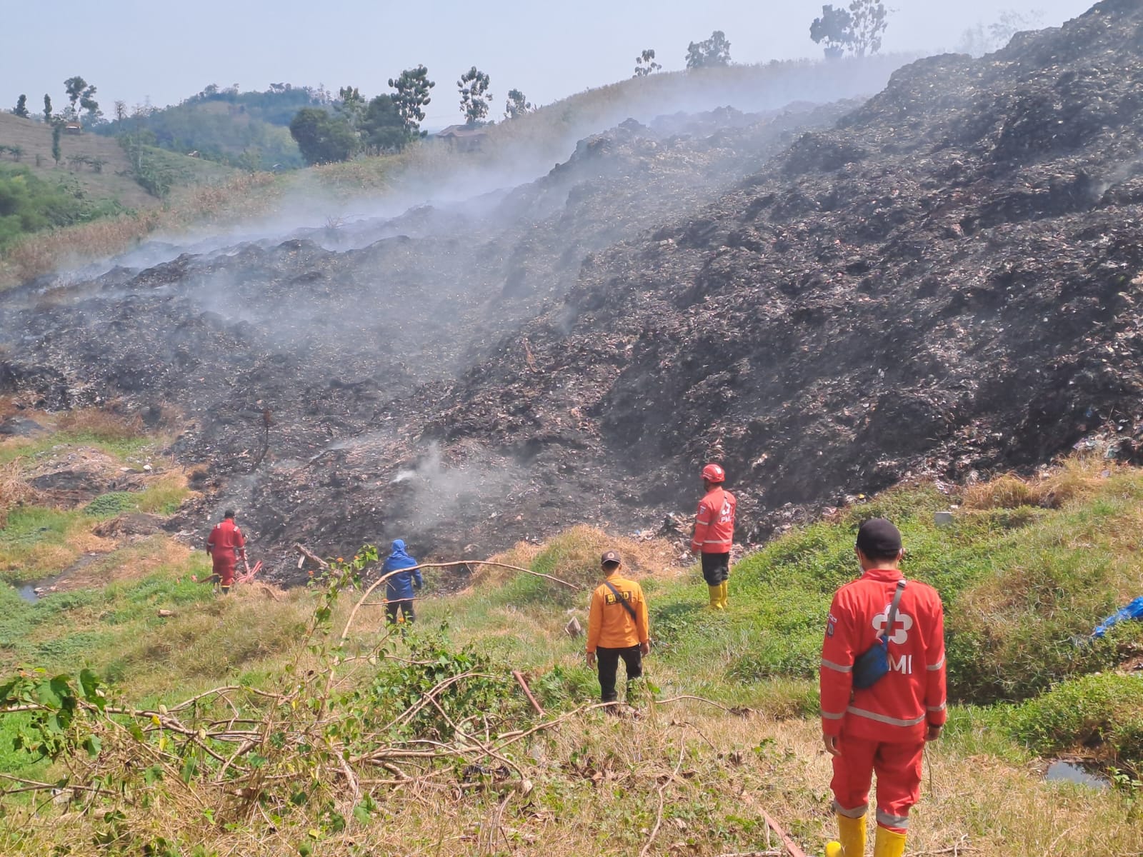 Demi Lakukan Pemadaman Kebakaran di TPA Penujah Kabupaten Tegal, 14 Petugas Turun Tiap Hari  