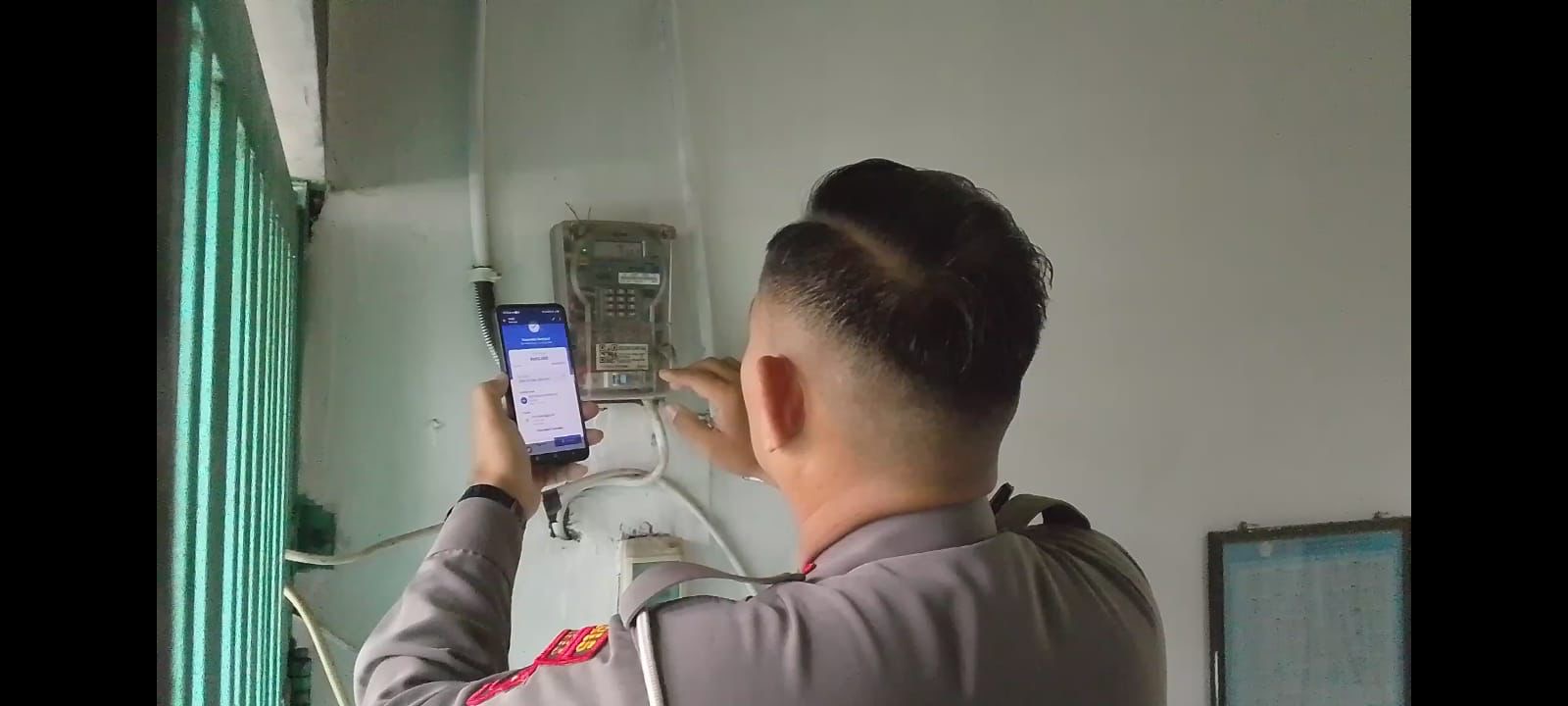 Ramadan, Polisi di Brebes Bagikan Token Listrik Gratis di Sejumlah Musala