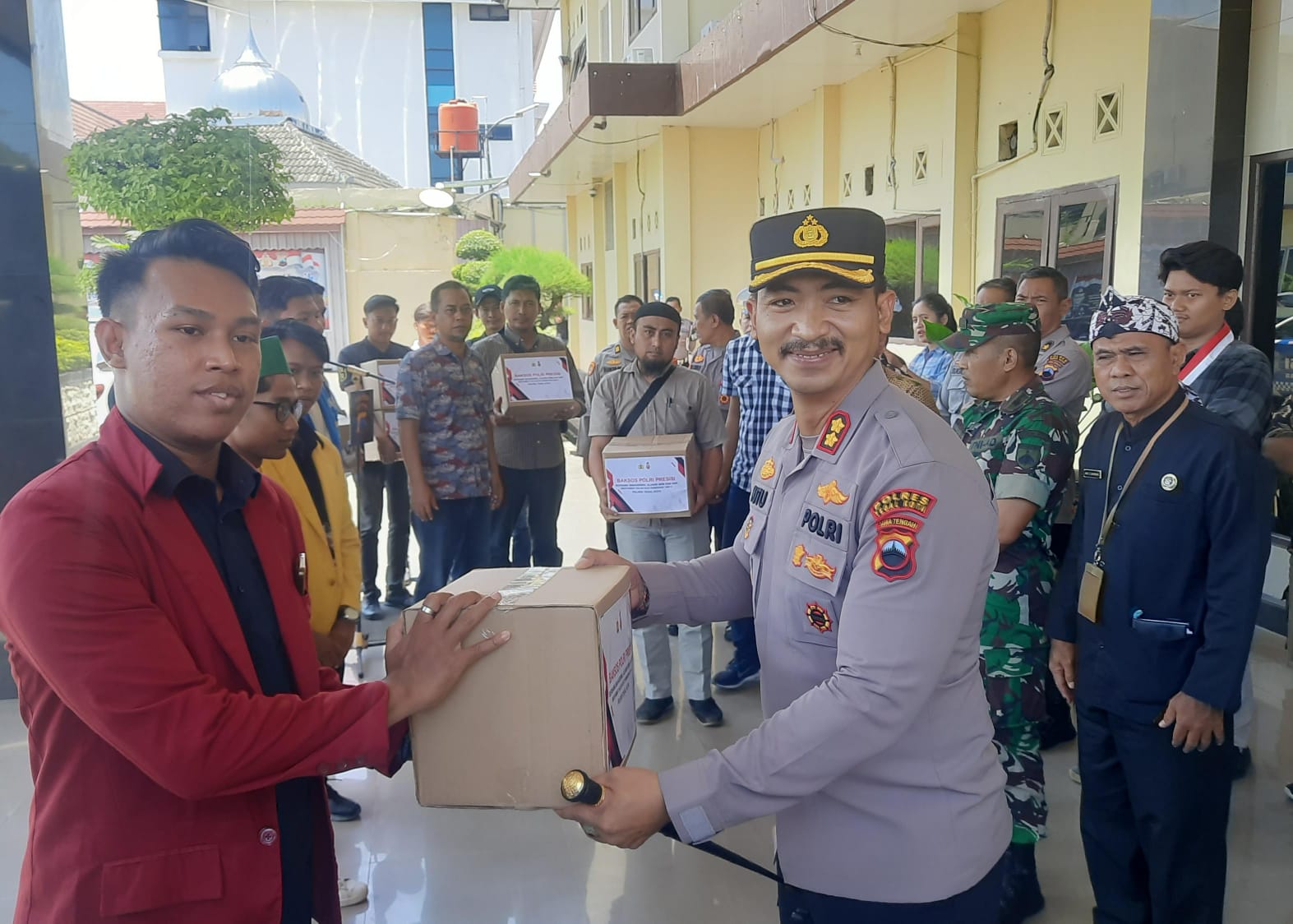 Kolaborasi Polisi dan Mahasiswa di Tegal Bagi 500 Paket Sembako kepada Masyarakat 