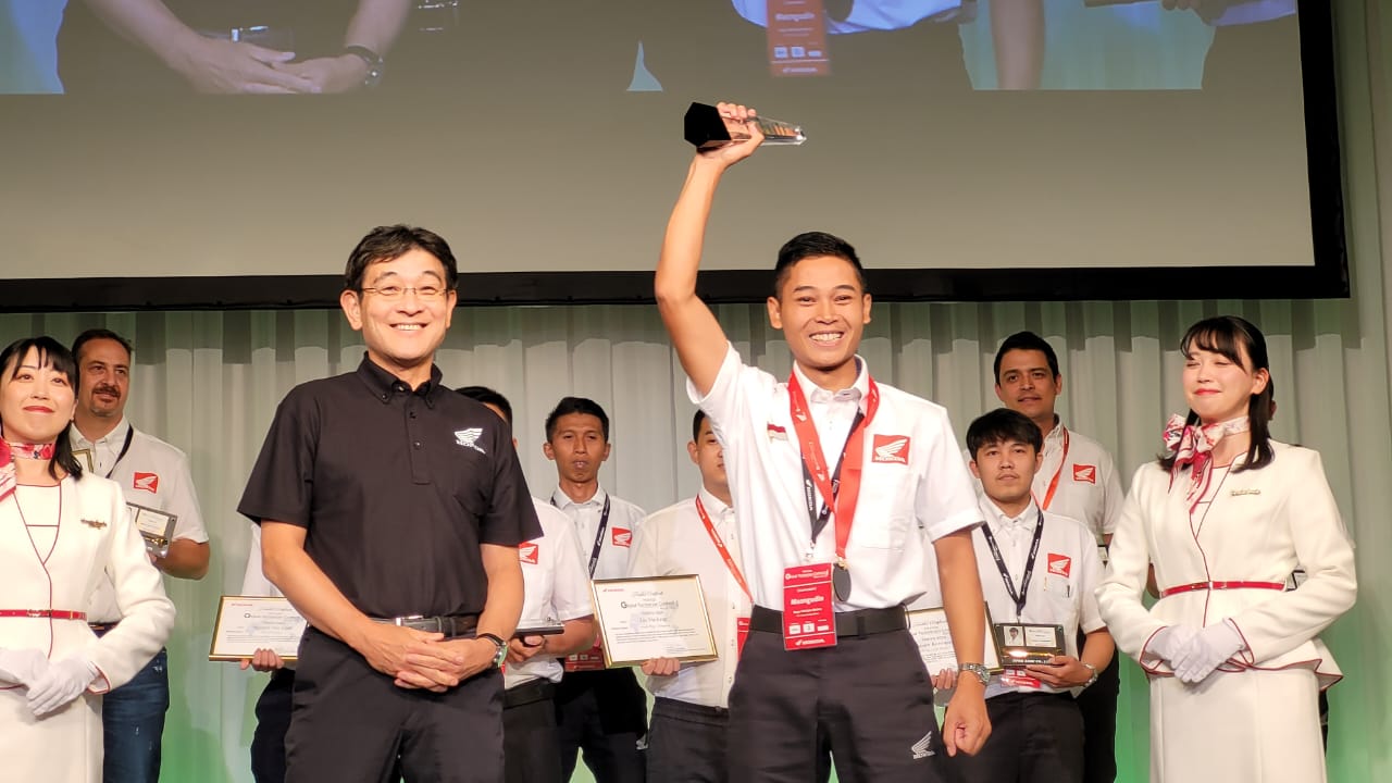 Mantap! Teknisi Sepeda Motor Honda Indonesia Sisihkan Peserta dari 7 Negara Menjadi yang Terbaik di Dunia
